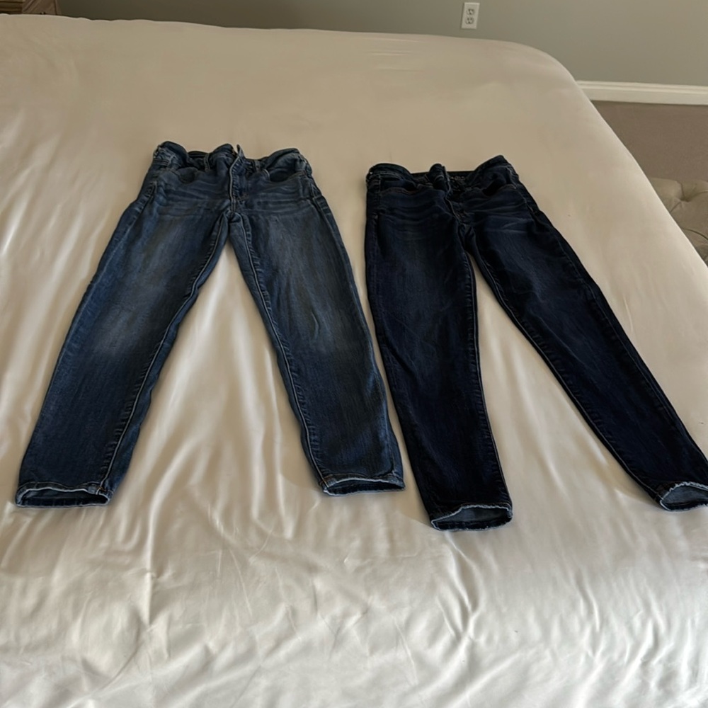 American Eagle women size 2 blue jeans.